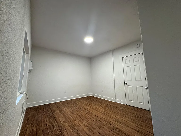 542 N Scott St — Photo 6