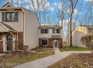 1500 Streamwood Ct, Rochester, MI 48309