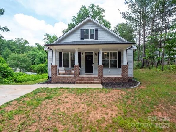 720 4th St, Stanley, NC 28164
