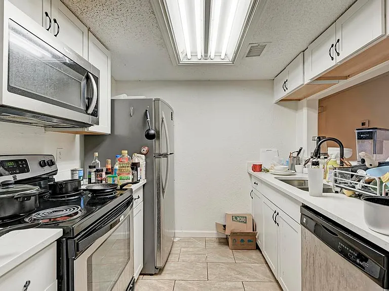 2401 Leon St #300 — Photo 10