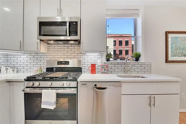 233 Grand St #3L — Photo 7