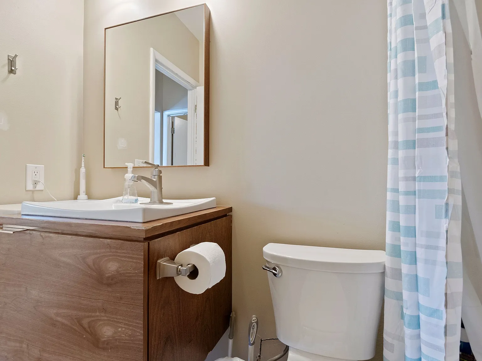 2 bed, 845 sqft, $1,850 — Photo 2