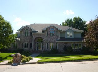 2812 Country Club Ln, Kearney, NE 68845