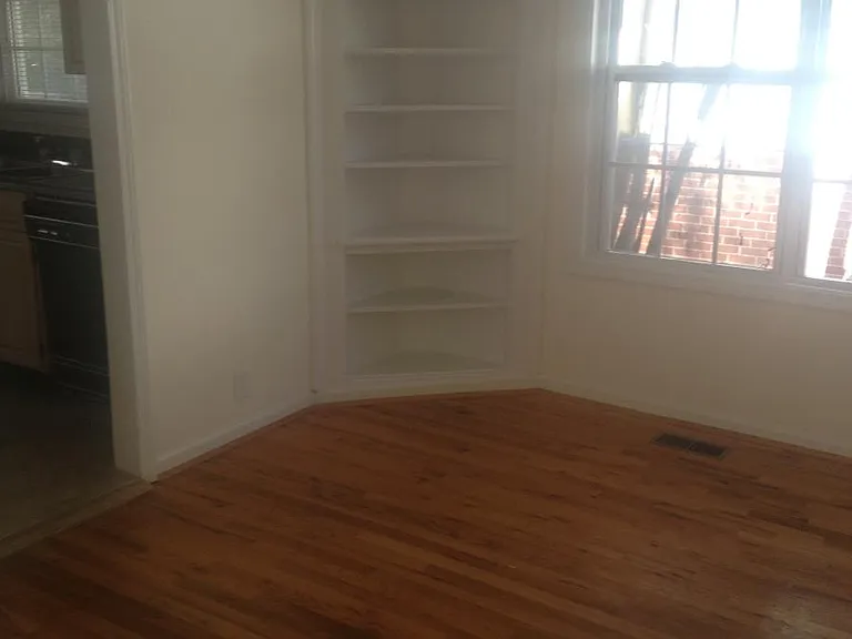 1105 Clarendon St — Photo 15