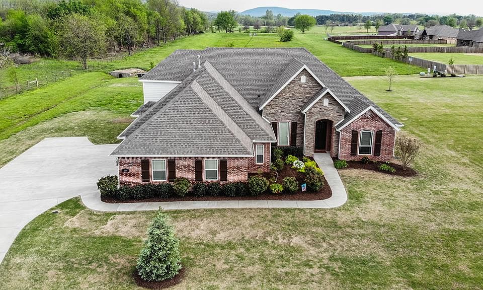 1st image of 305 Claybrook Dr