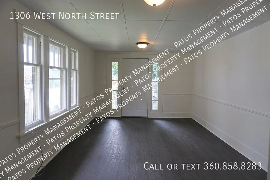 Light & Bright Columbia 3BR w/ Parking + Move?In Special — Photo 2