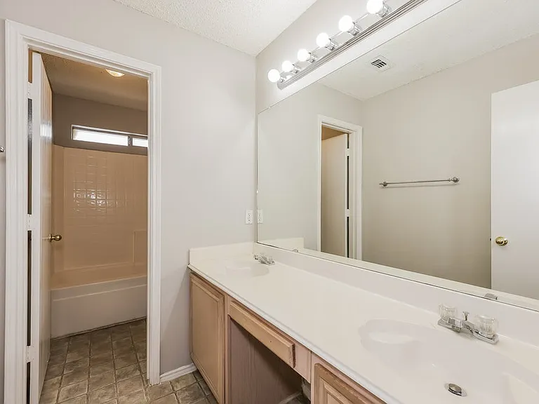 2400 Stagecoach St — Photo 16