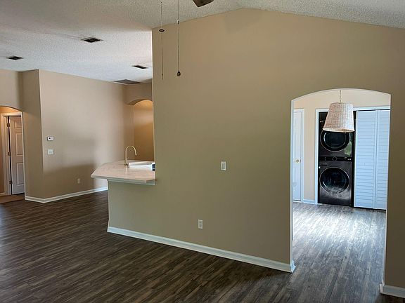 3rd image of 829 Mackenzie Cir