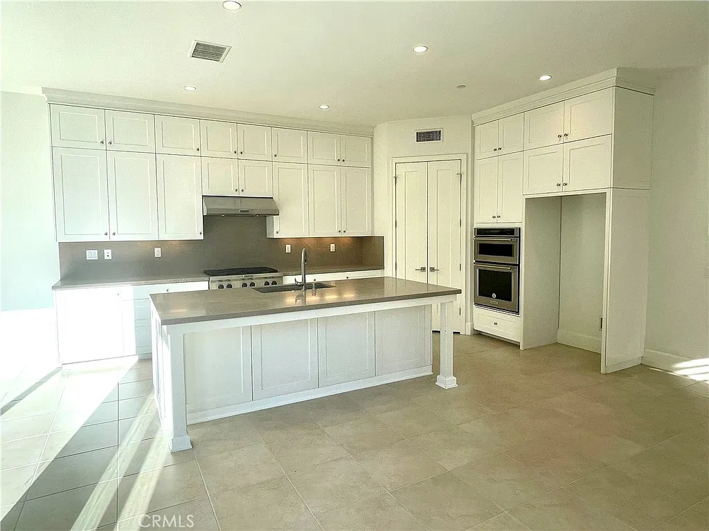 5 bed, 2800 sqft, $7,500 — Photo 3