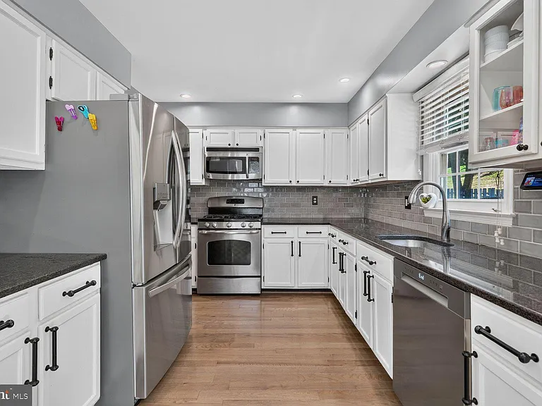 7331 Rolling Oak Ln — Photo 12