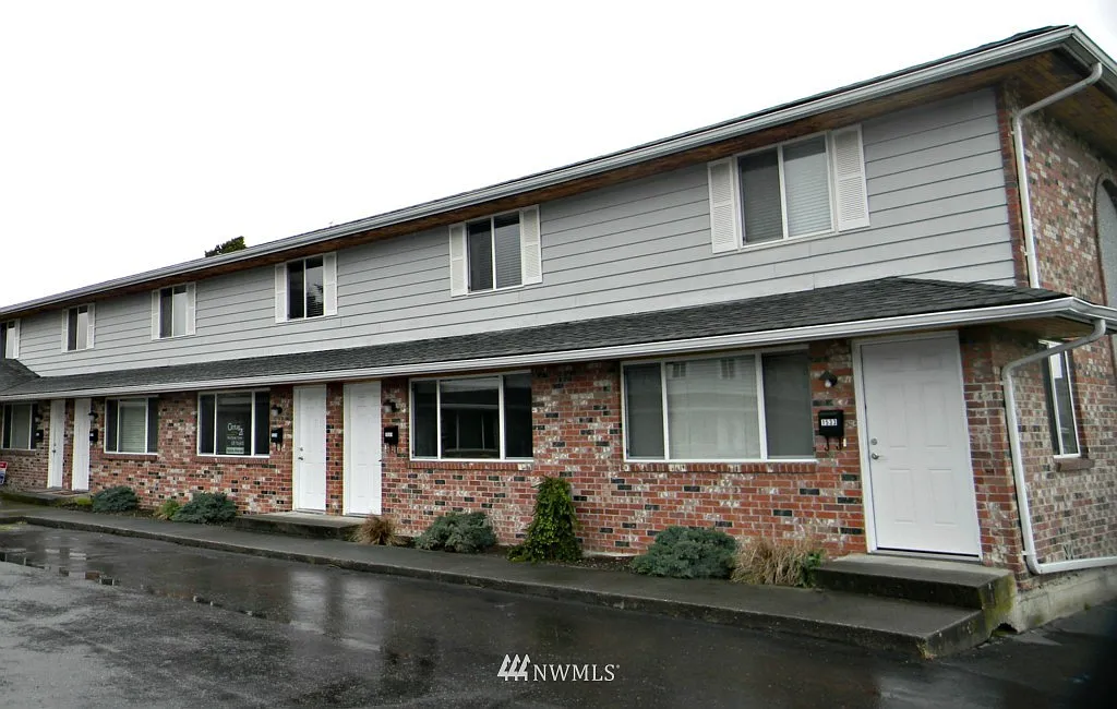 1529 E Division Street photo 1