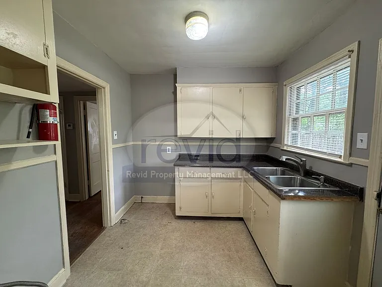 705 S Graham St — Photo 5