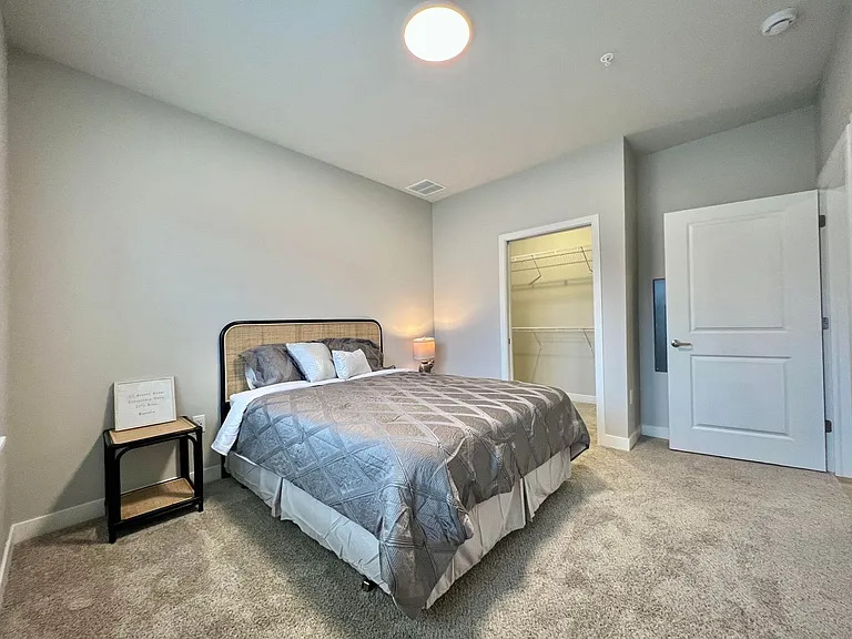 Water's Edge Apartments — Photo 35