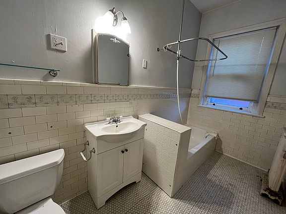 3rd image of 437 Linwood Ave #3