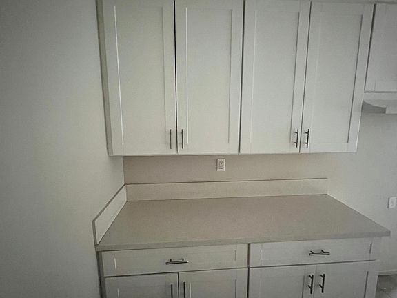 4th image of 565 W D St