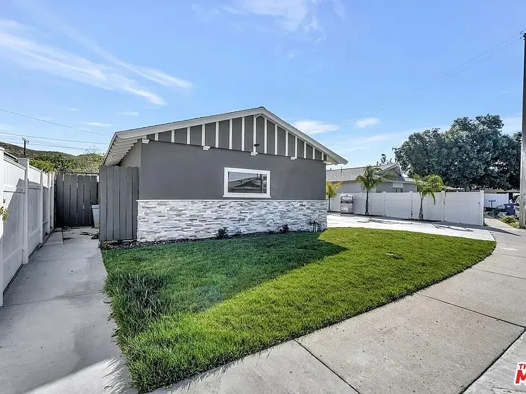 28040 Ermine Pl — Photo 4