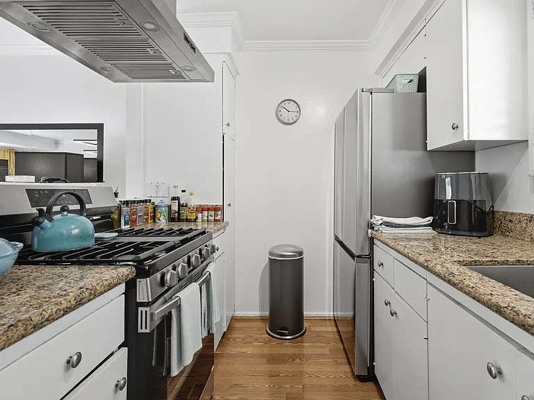 22030 Calvert St #6 — Photo 8