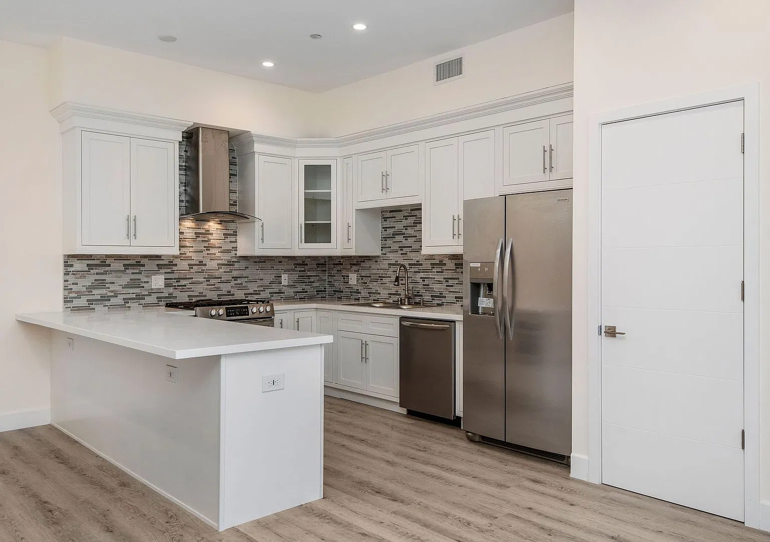Regency Holt Apartments — Photo 3