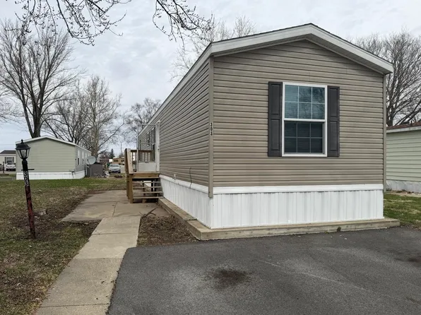 303 Carriage Lane Est, Streator, IL 61364