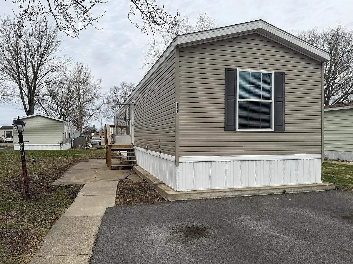 Building Photo - 303 Carriage Lane Est