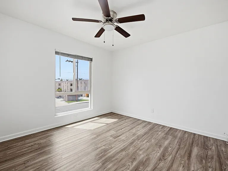 635 Emory St #14 — Photo 10