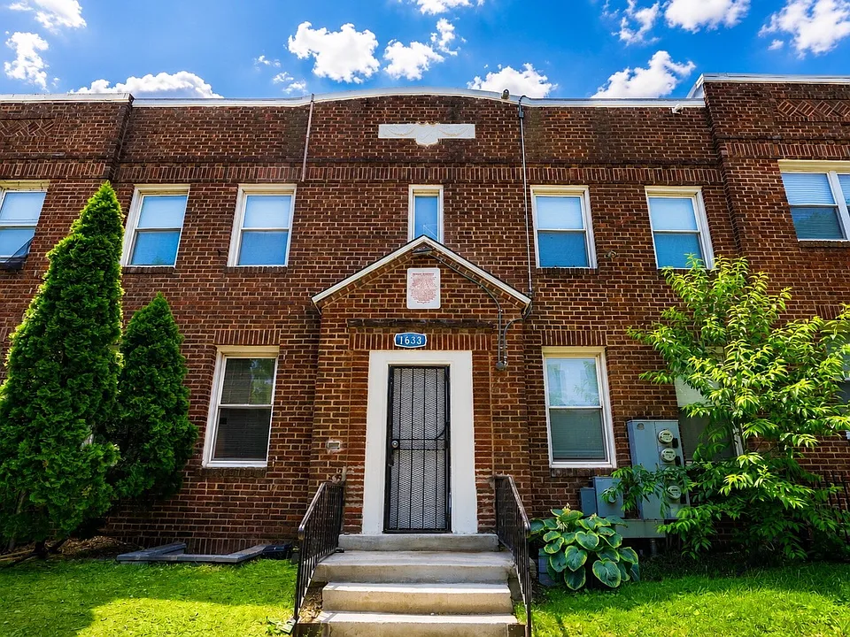 1633 E St NE #3