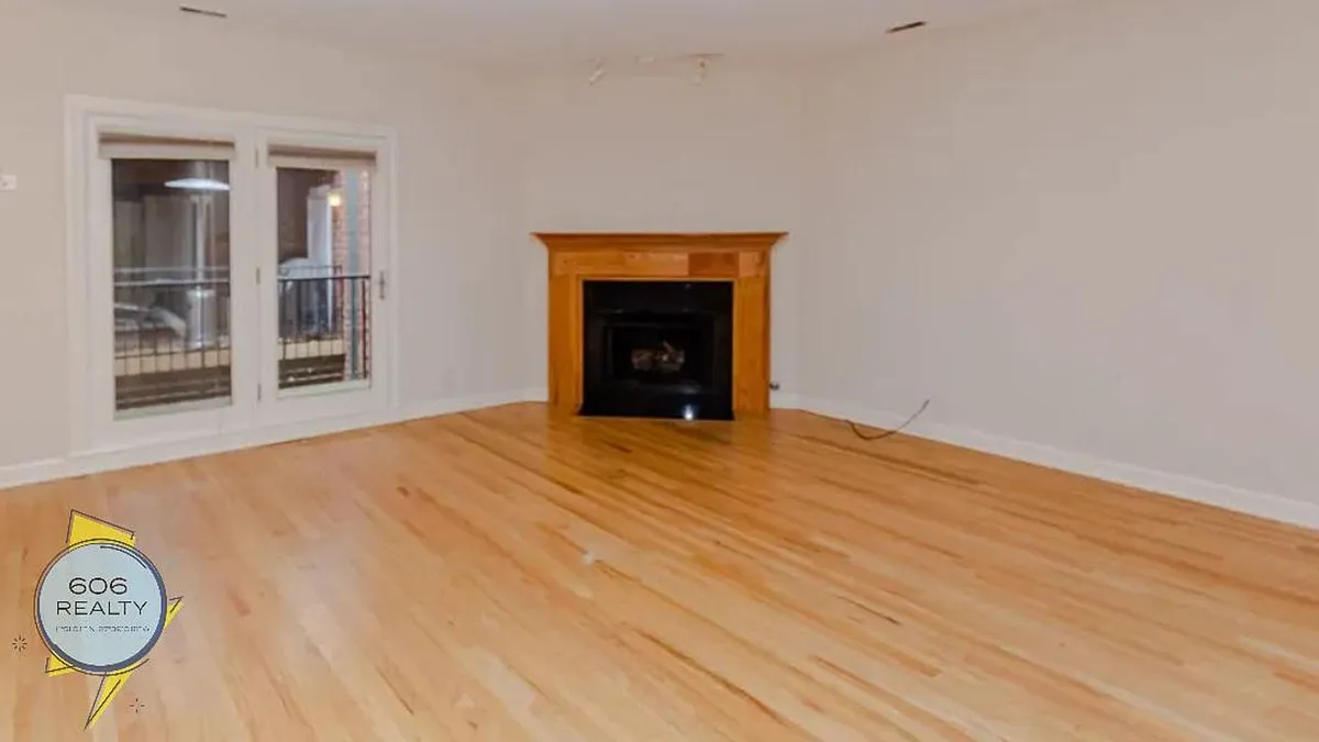 Building Photo - Remodeled Wrigleyville Apts!