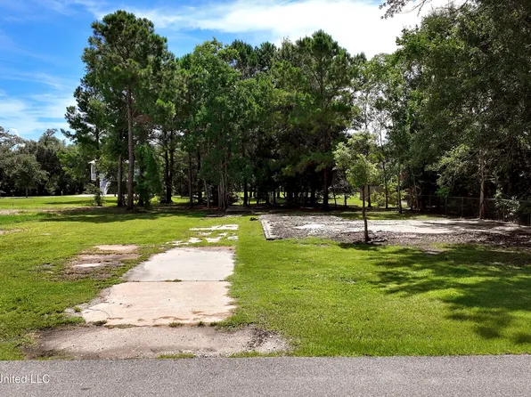 128 Dogwood Dr, Waveland, MS 39576