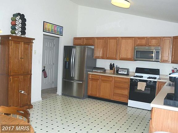 Huge Kitchen w/ Vaulted Ceilings