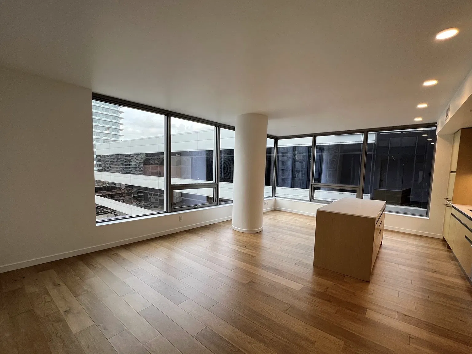 2 bed, 1017 sqft, $3,900 — Photo 3