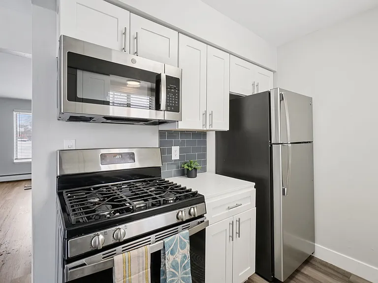 Cherry Hill Village Apartments - Dearborn Heights, MI — Photo 22