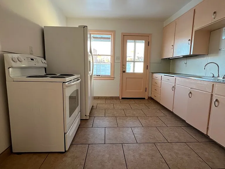 403-405 1/2 W Granite St — Photo 12