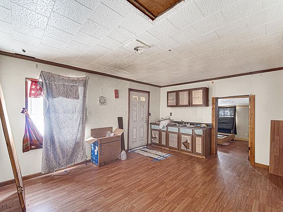 5th image of 3640 Henry St
