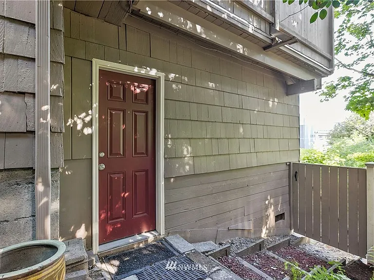 2428 Boyer Ave E — Photo 31