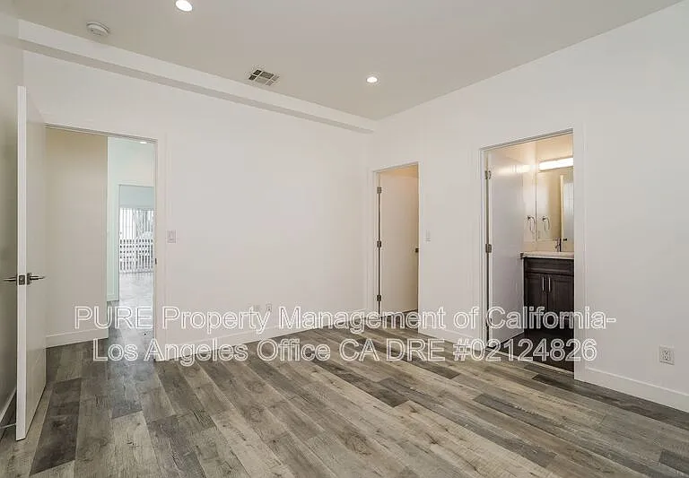 1340 N Kenmore Ave — Photo 14