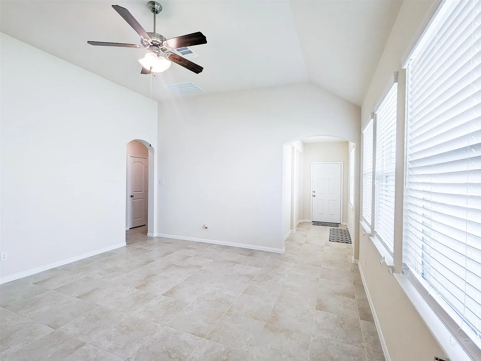 3 bed, 2.0 bath, 1713 sqft, $2,100 — Photo 3