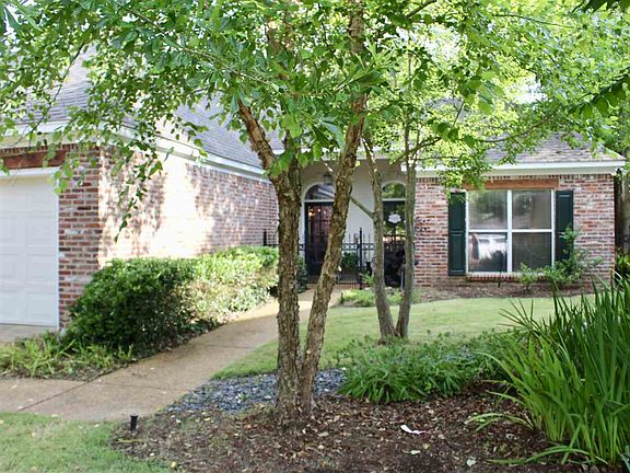 3rd image of 803 Leeds Ct