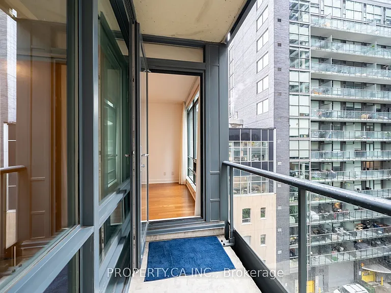438 King St W #803 — Photo 16