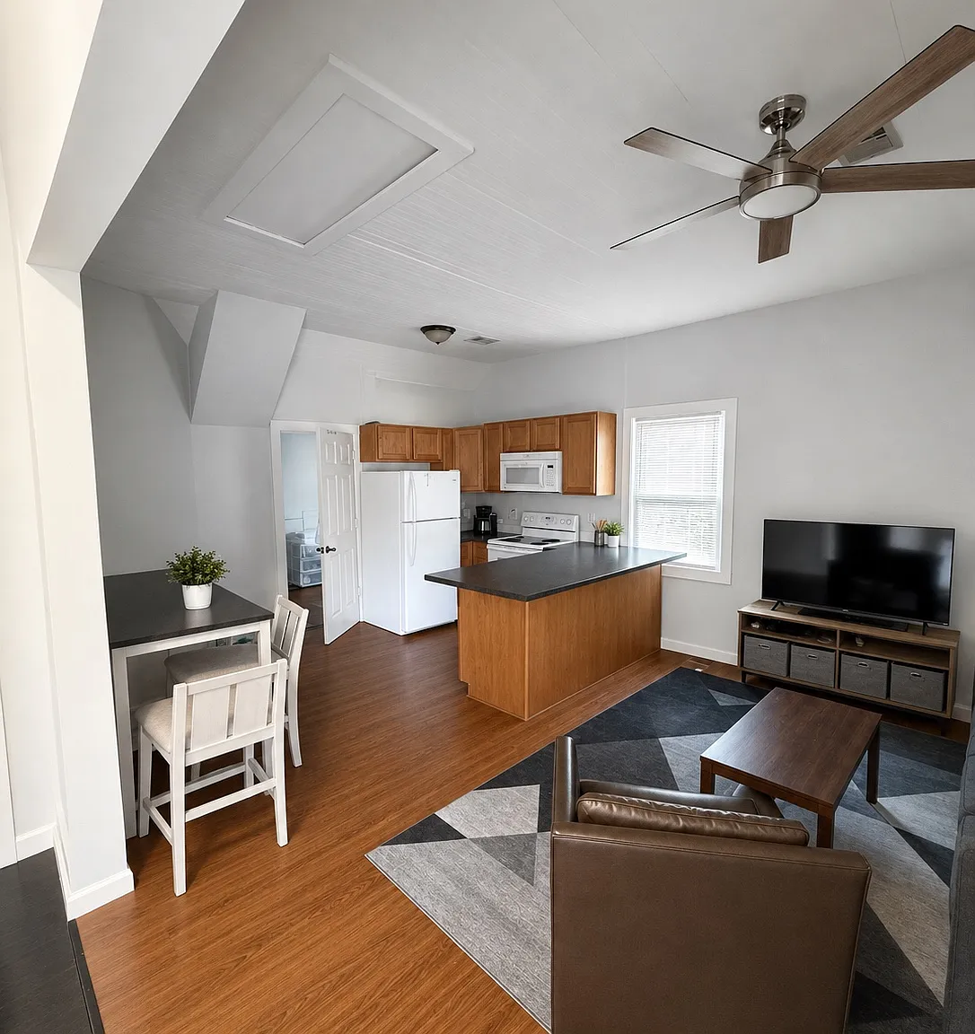 2 bed, 1000 sqft, $2,050 — Photo 3