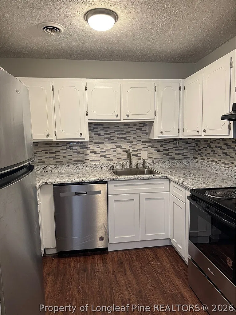 2 bed, 1.0 bath, 800 sqft, $900 — Photo 3