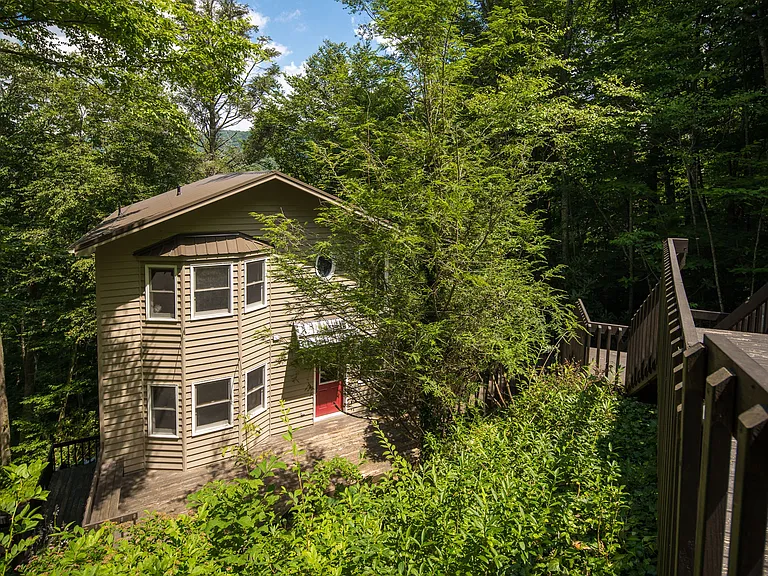 556 Timberlane Dr — Photo 1
