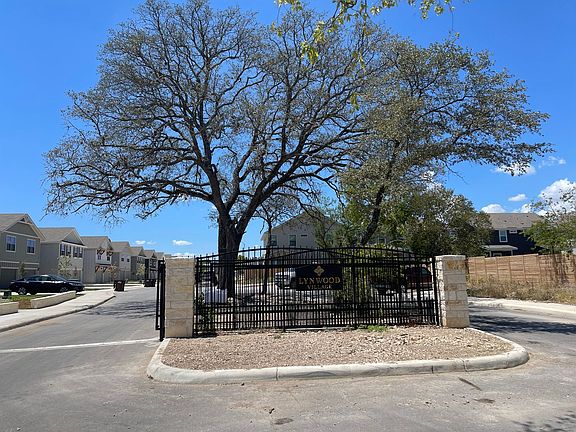 2nd image of 10306 Lynwood Vlg #102