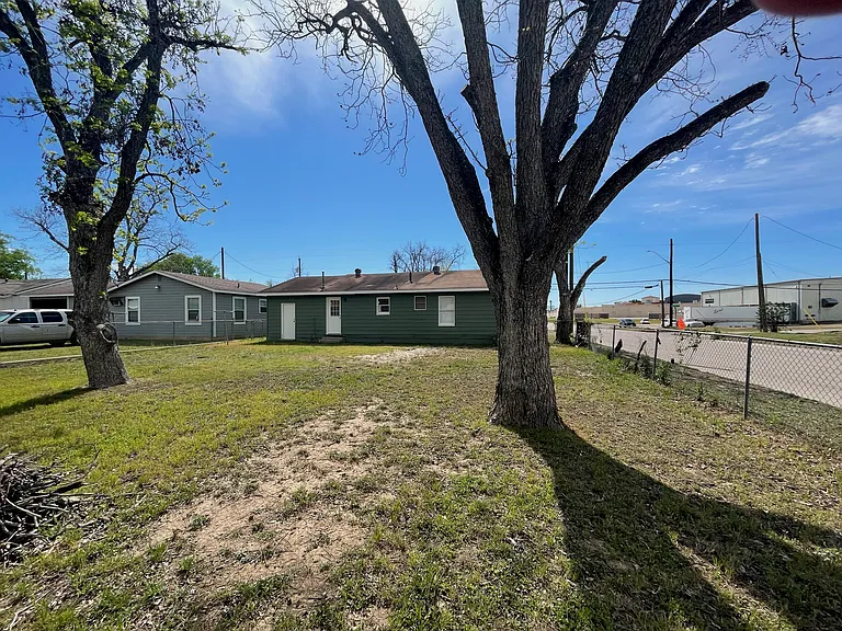 811 Oasis St — Photo 8