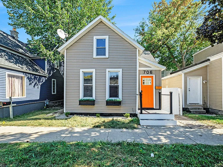 706 Alpine Ave NW — Photo 1