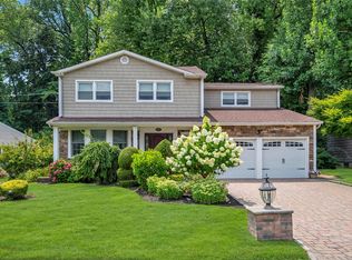 67 Reed Dr, Roslyn, NY 11576