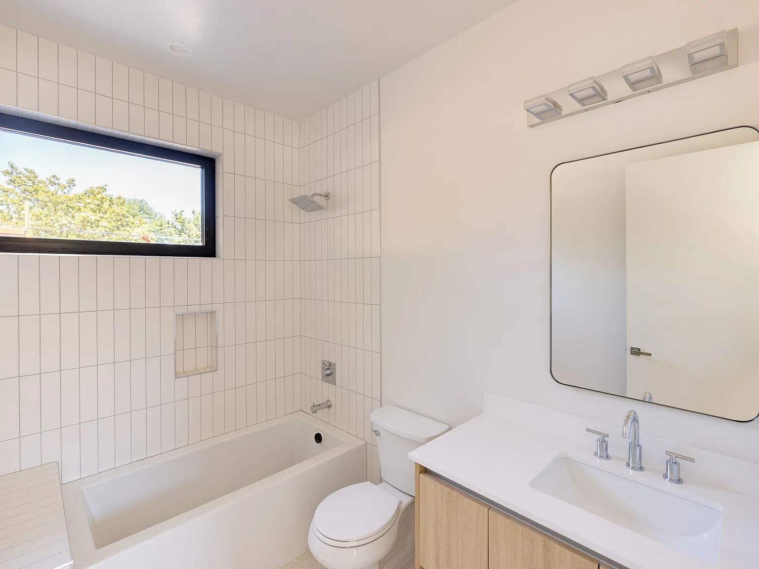 3 bed, 3.5 bath, 1700 sqft, $3,950 — Photo 4