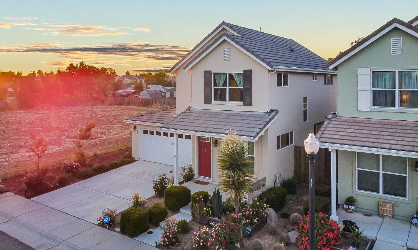 565 Charles Bradley Way photo 1