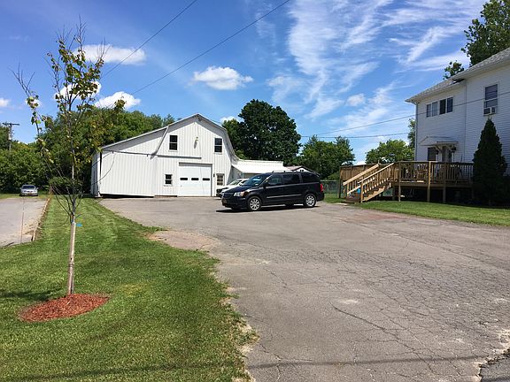Detached Garage With bay/apt