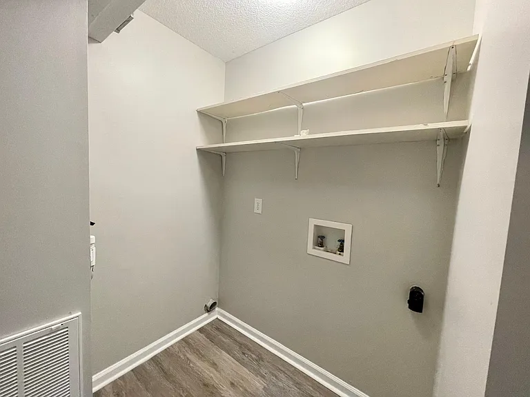 304 Greenview Ct — Photo 22