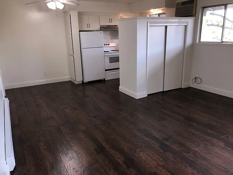 417 E Locust St — Photo 3